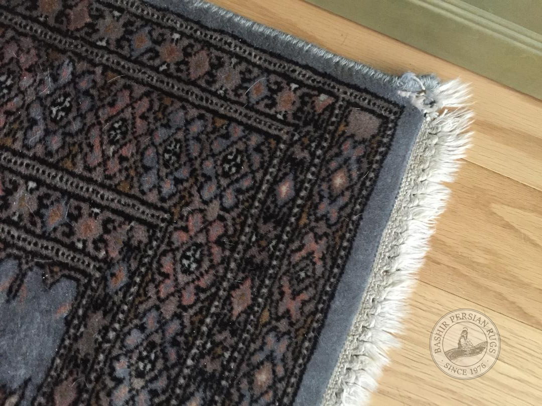 Tapis montrant le coin d'un tapis Boukhara après un nettoyage à la main. Photo envoyé par une cliente très heureuse du service rendu par nous.